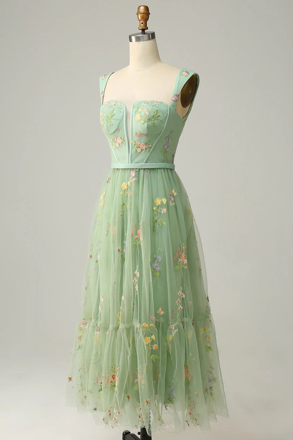 Robe de bal longue en tulle vert à bretelles brodées