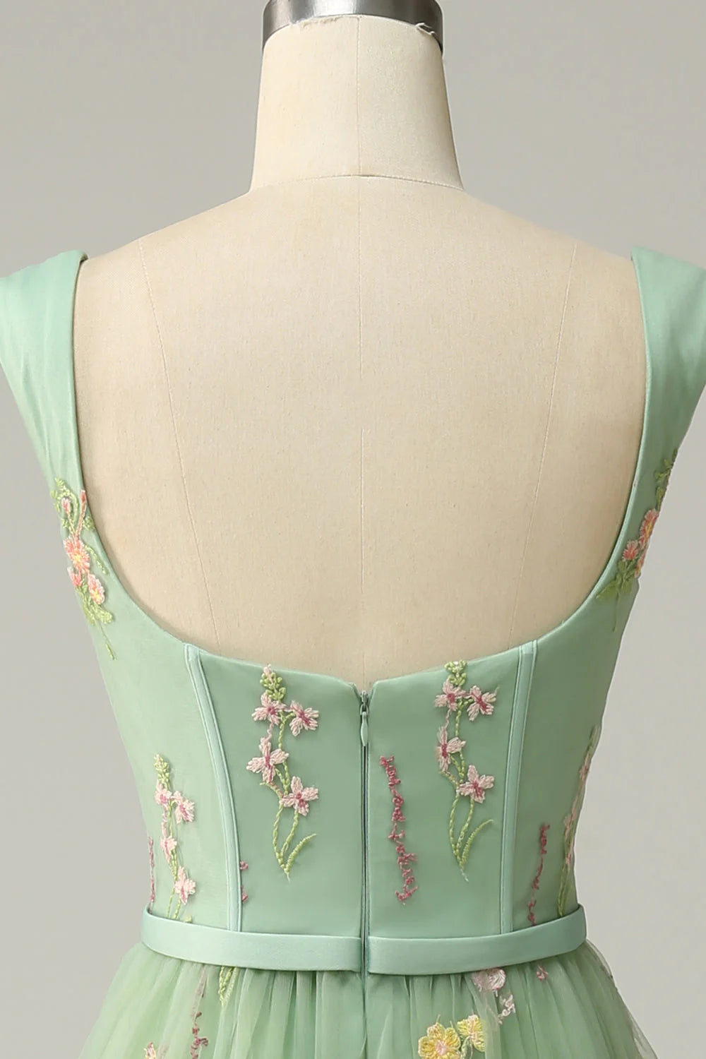 Robe de bal longue en tulle vert à bretelles brodées