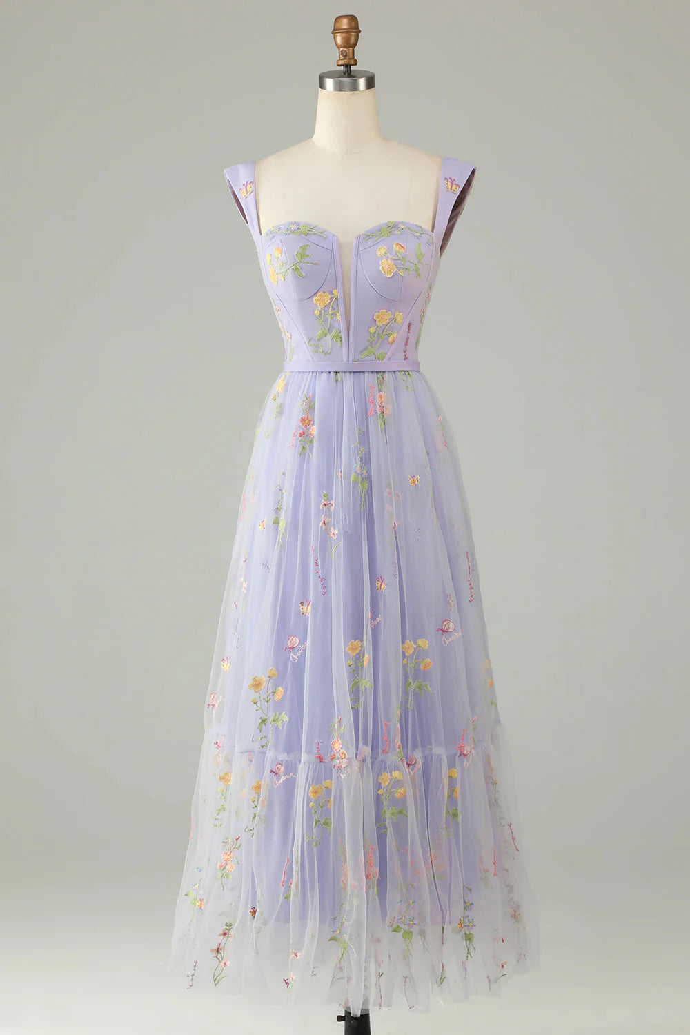 Vestido de fiesta largo de tul verde con tirantes bordados y corte en A