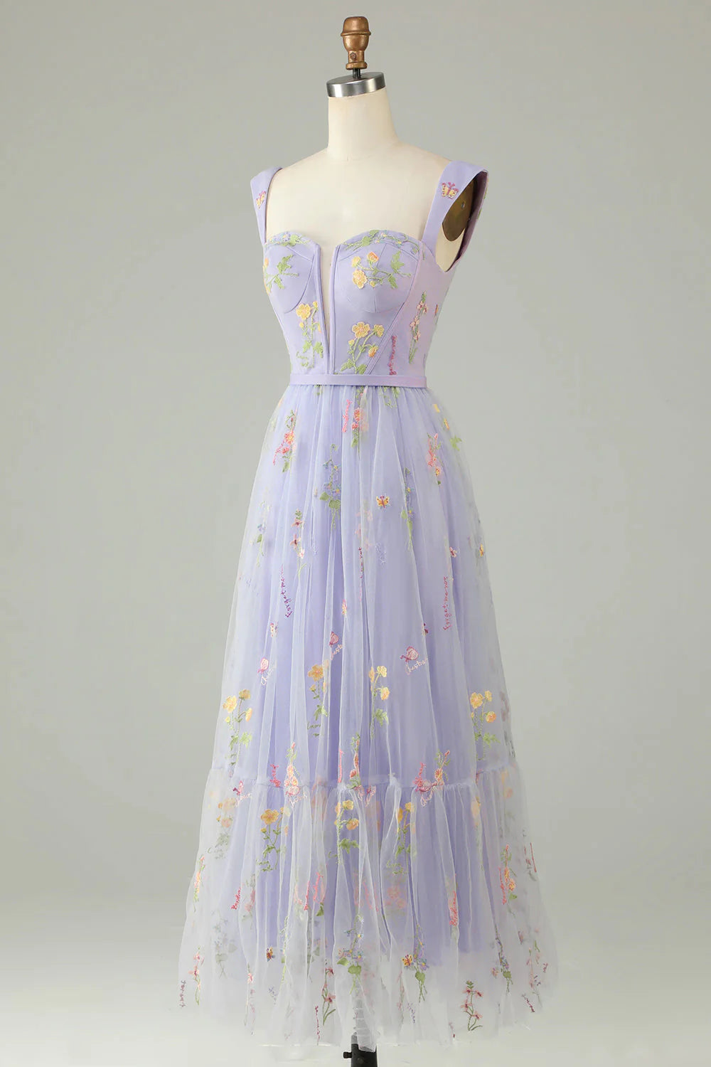 Vestido de fiesta largo de tul verde con tirantes bordados y corte en A