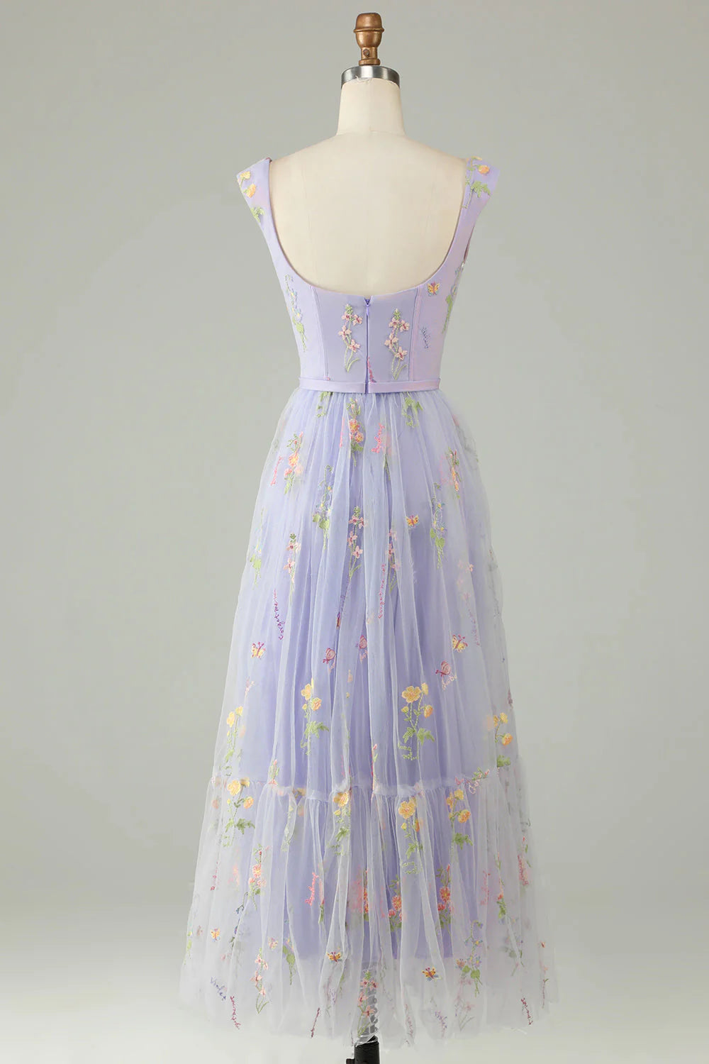 Robe de bal longue en tulle vert à bretelles brodées