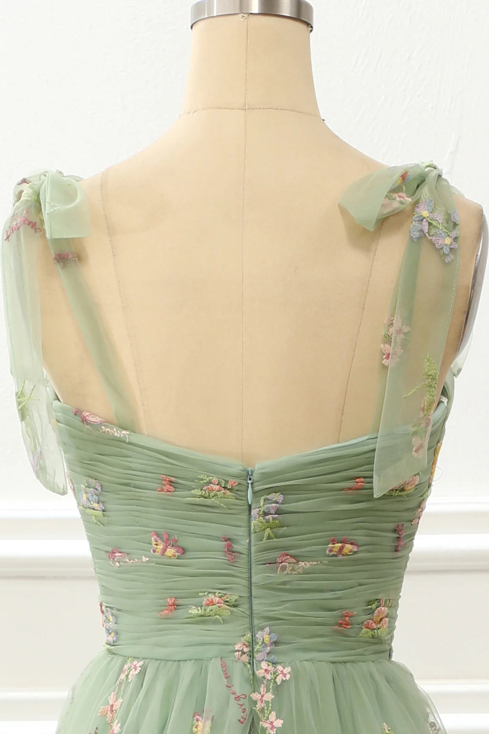 Vestido Weitese de tul verde con corte en A y bordado