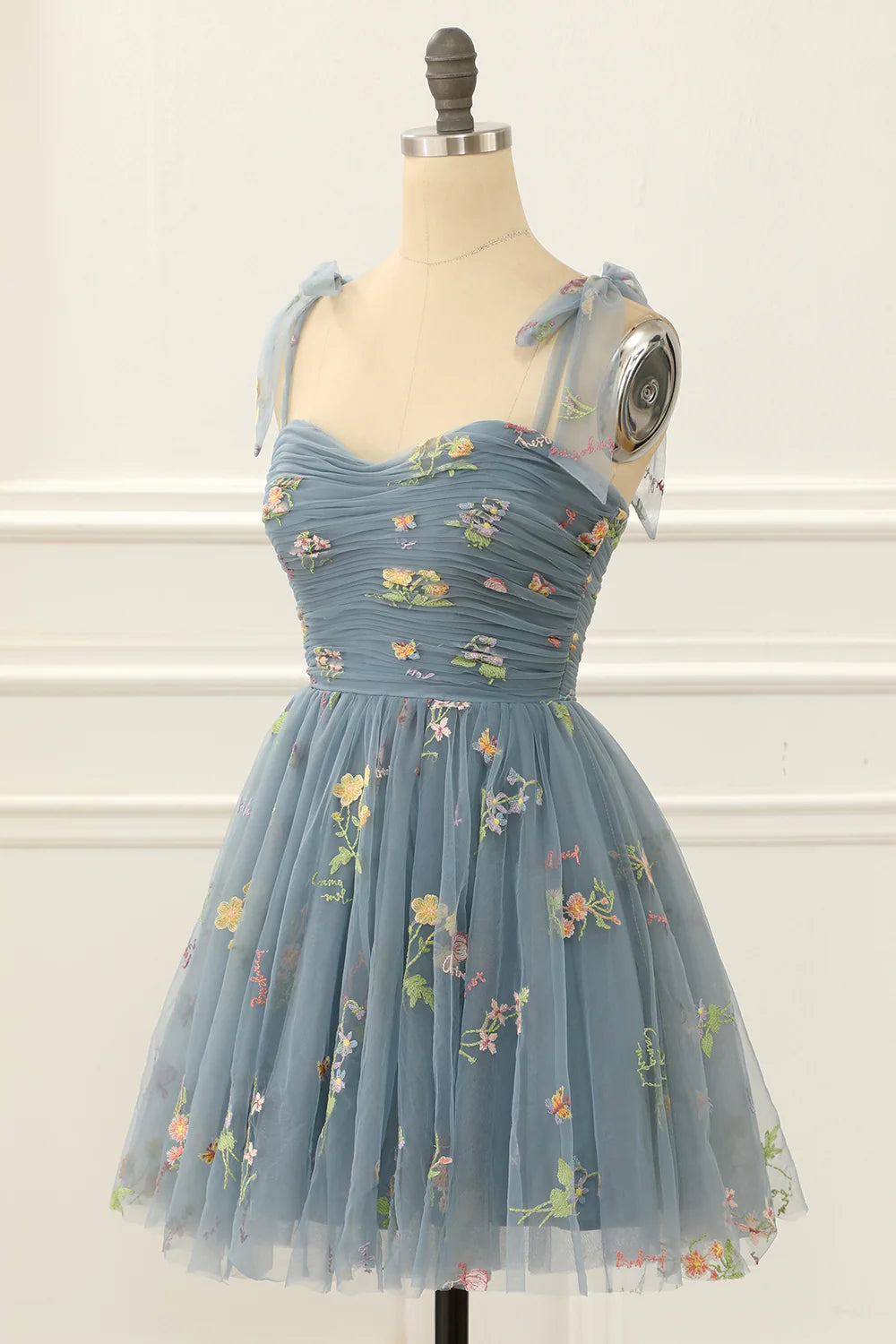 Vestido de fiesta corto de tul en forma de A, gris y azul, con bordados