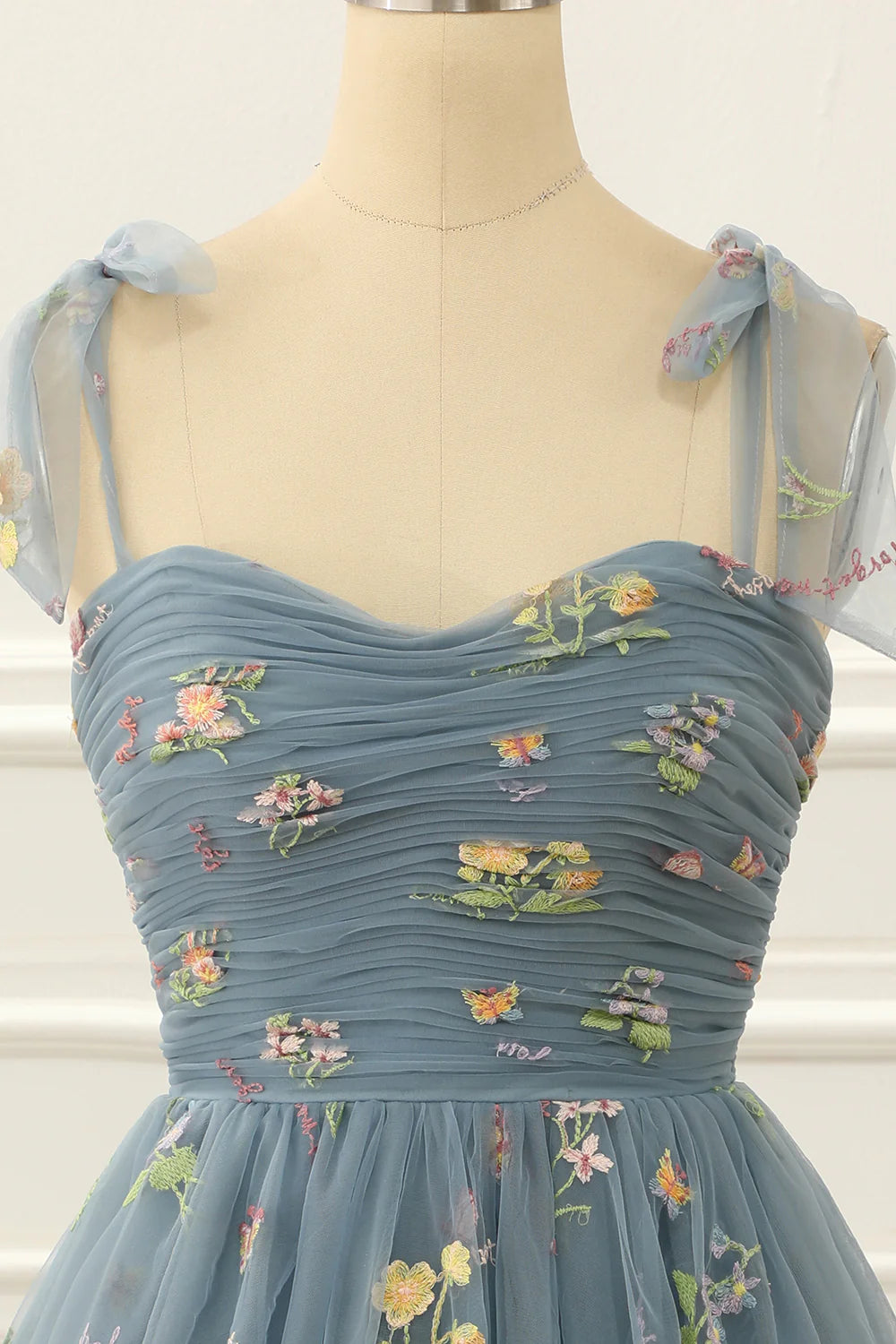 Vestido de fiesta corto de tul en forma de A, gris y azul, con bordados