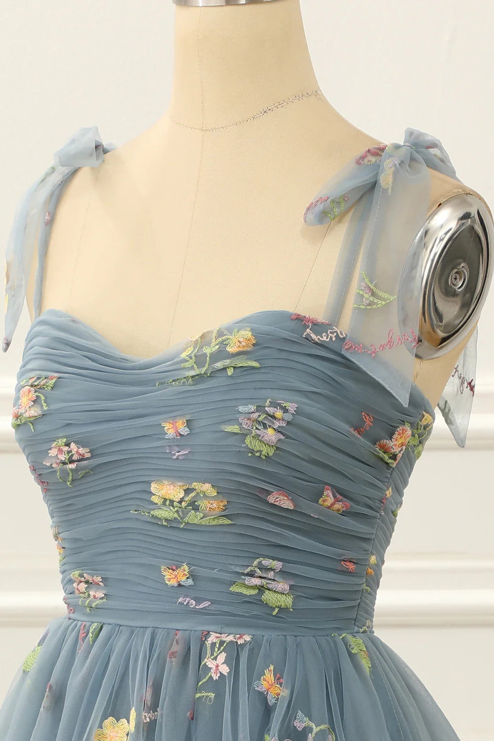 Vestido de fiesta corto de tul en forma de A, gris y azul, con bordados