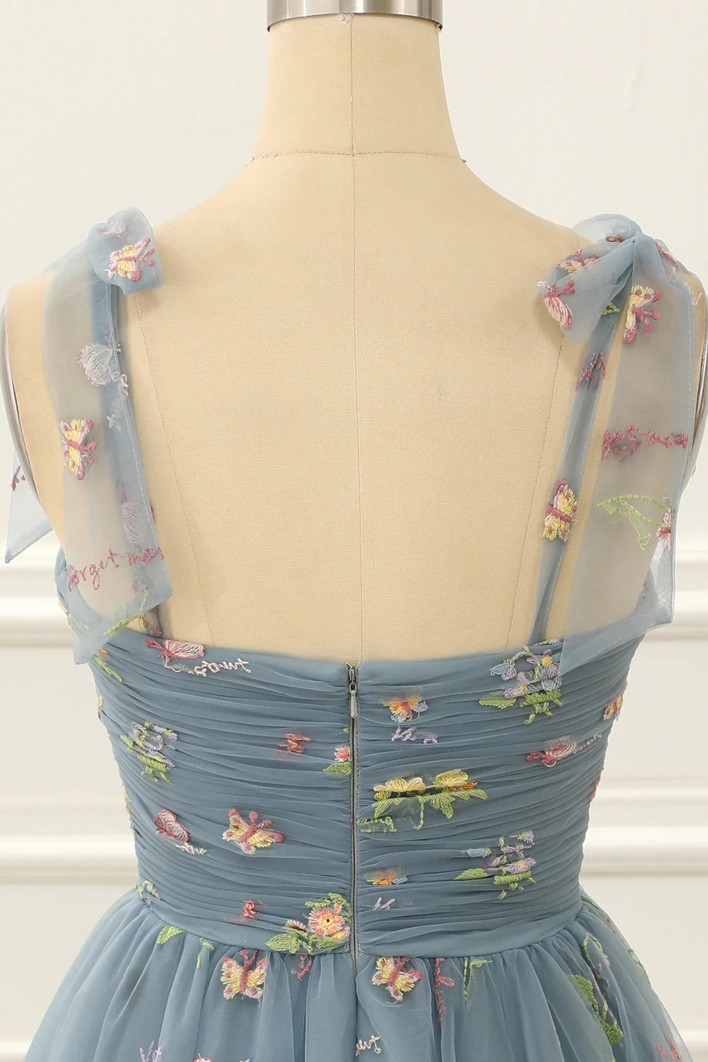 Vestido de fiesta corto de tul en forma de A, gris y azul, con bordados