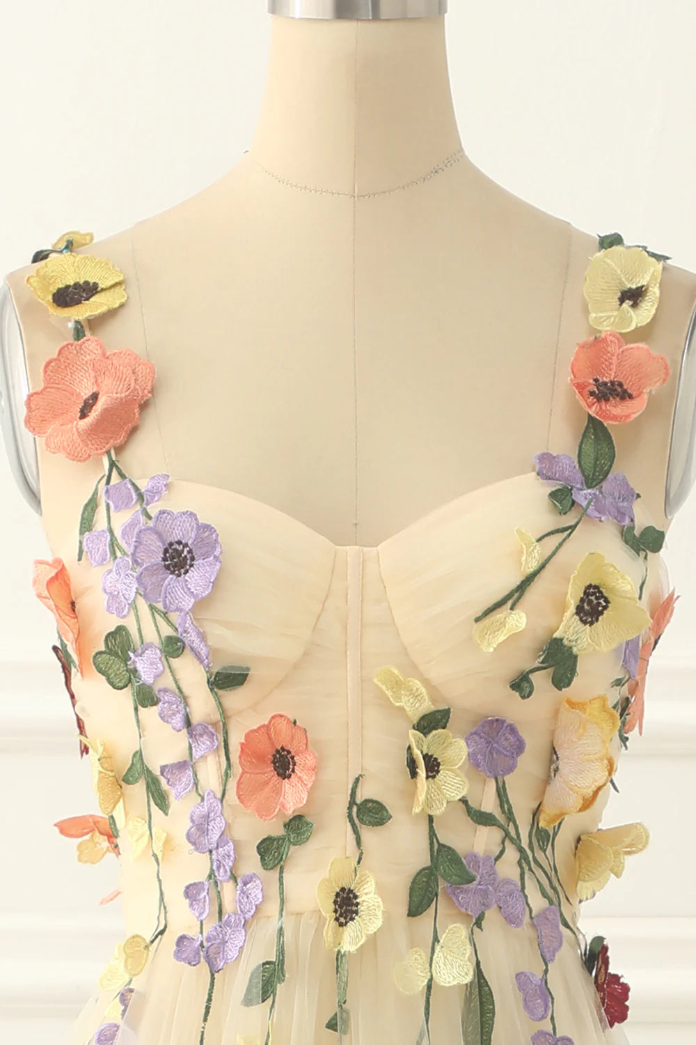 Robe de bal trapèze en tulle avec appliques