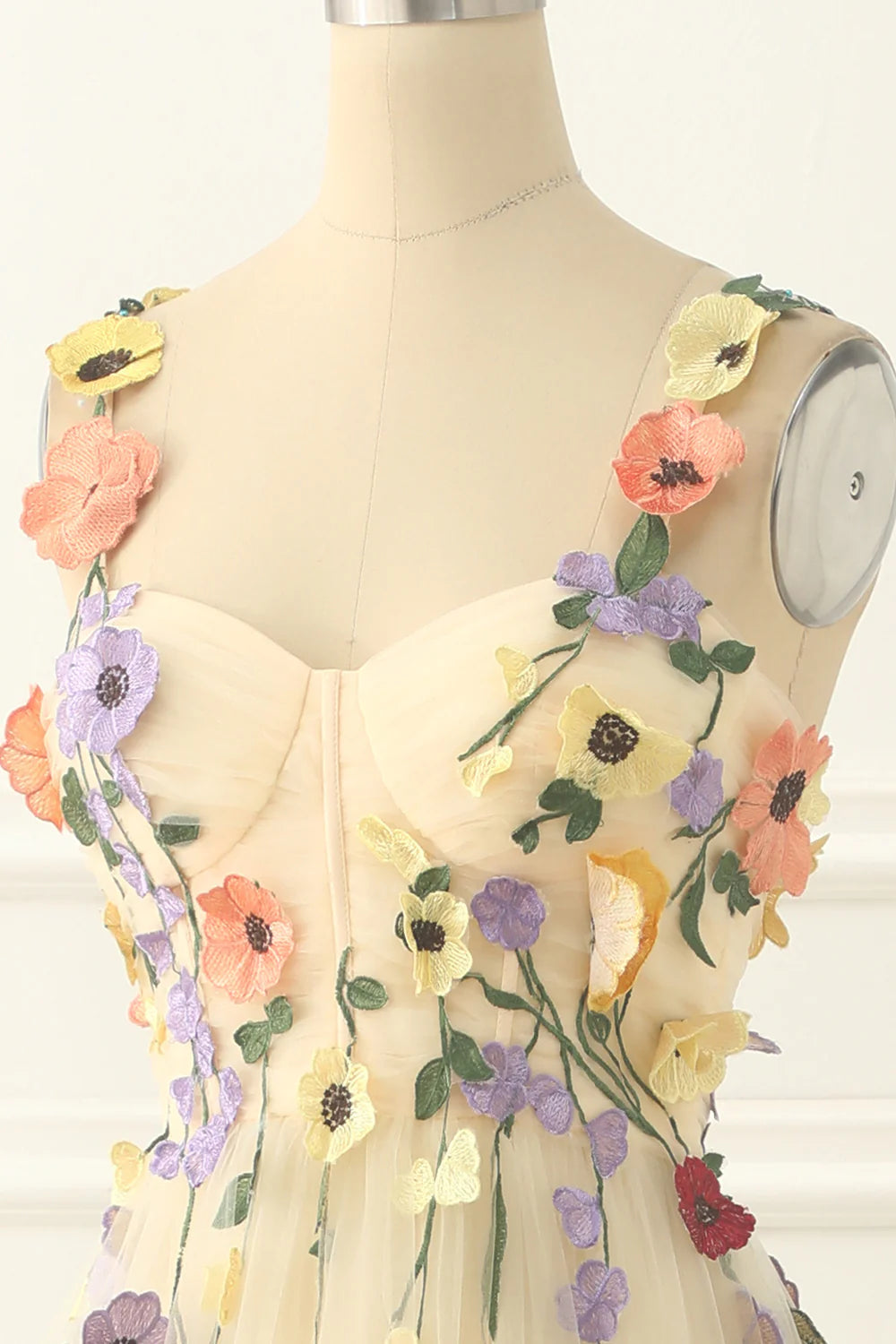 Robe de bal trapèze en tulle avec appliques