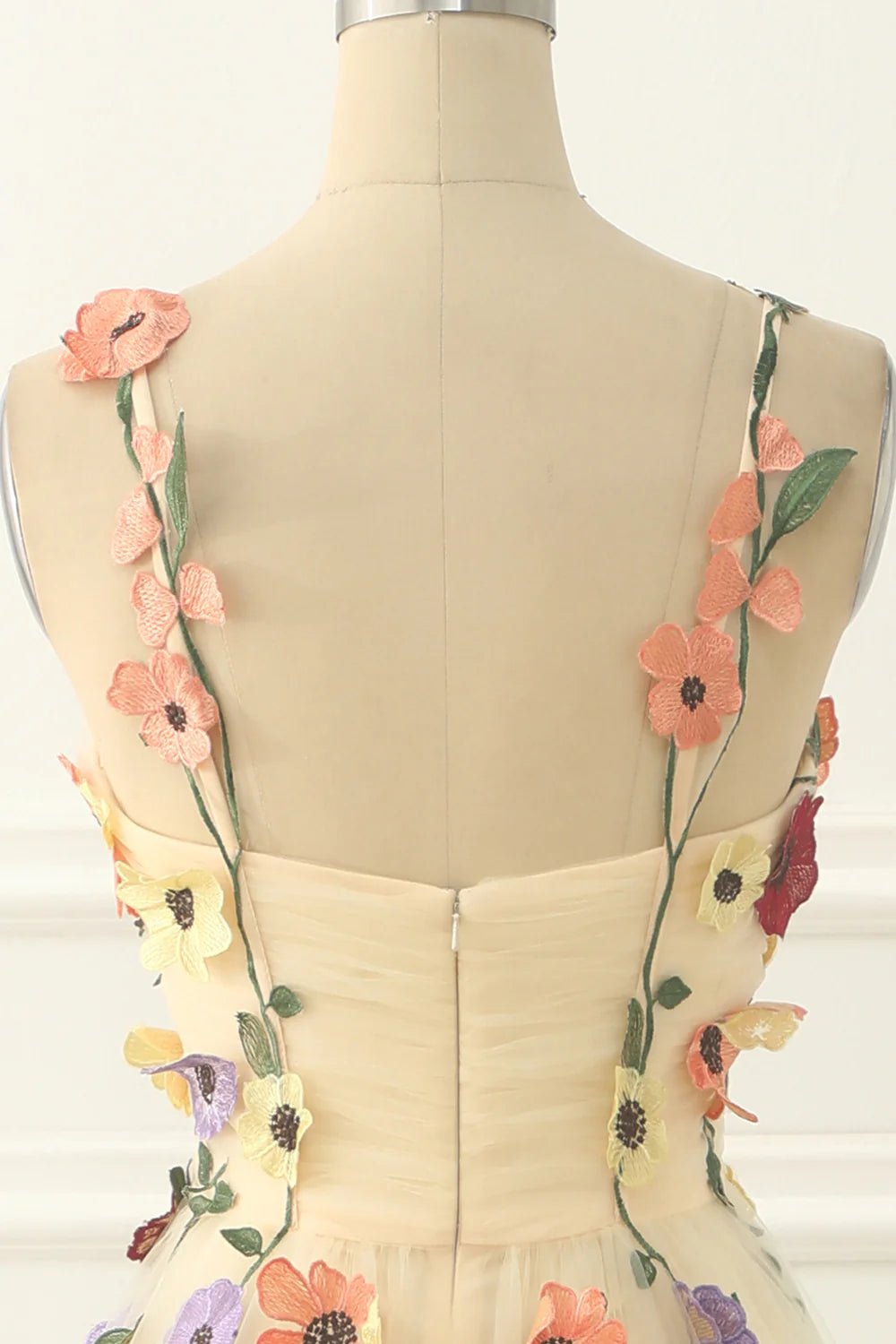 Robe de bal trapèze en tulle avec appliques