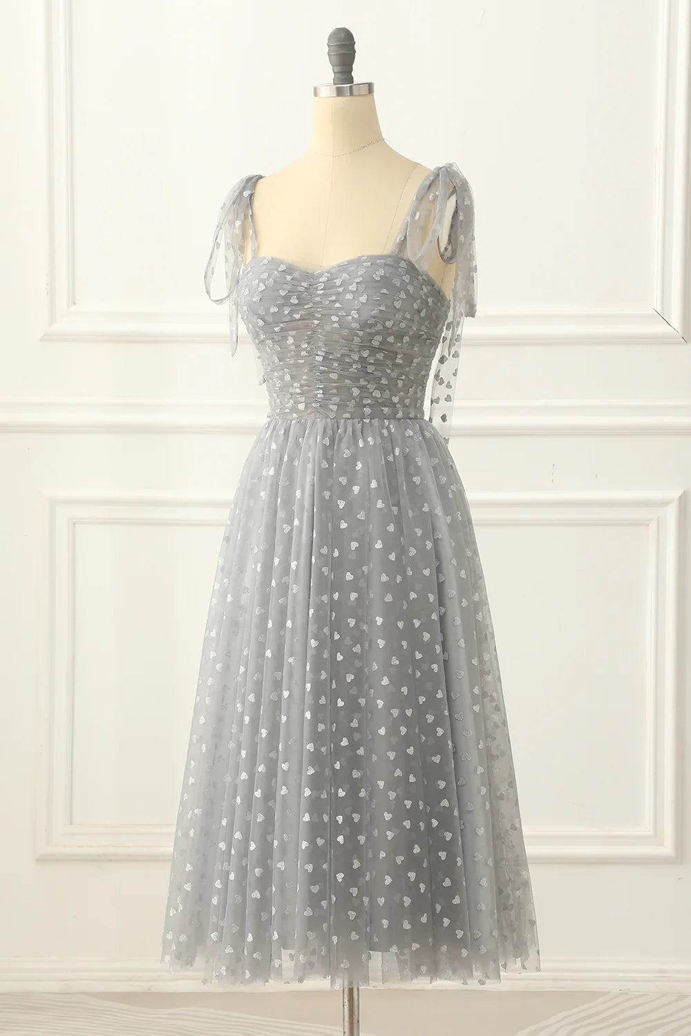 Robe de bal mi-longue grise en tulle avec cœurs