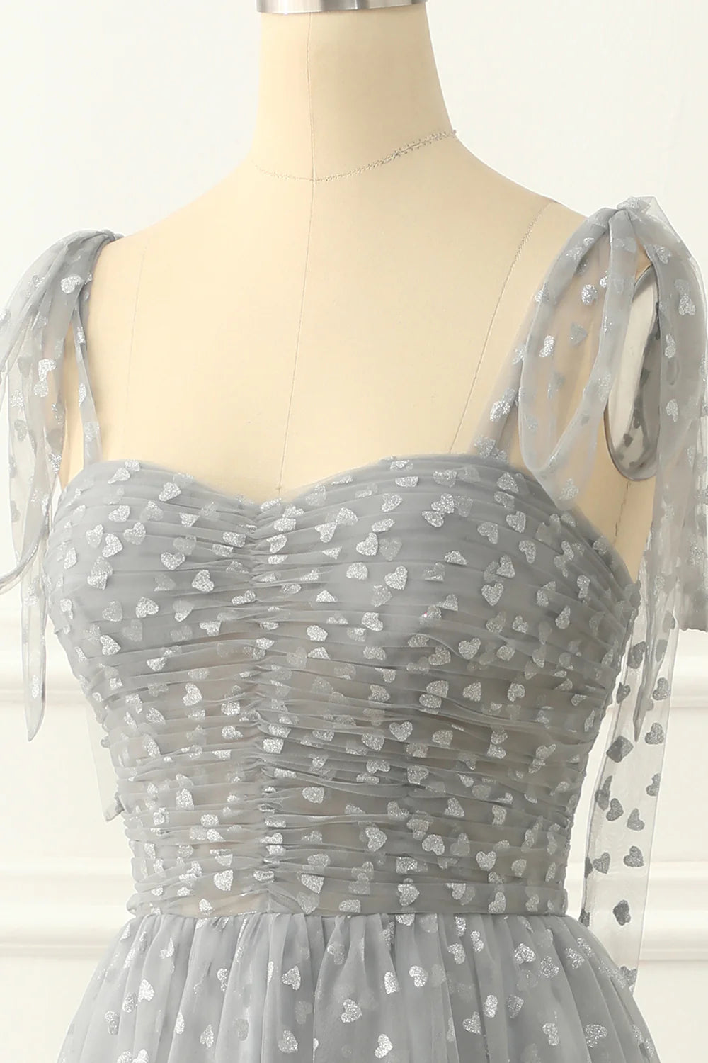 Robe de bal mi-longue grise en tulle avec cœurs