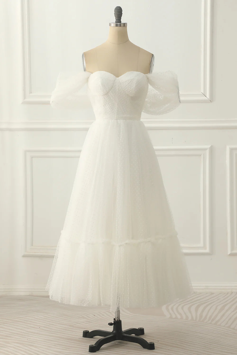 Robe de bal trapèze ivoire en tulle à épaules dénudées