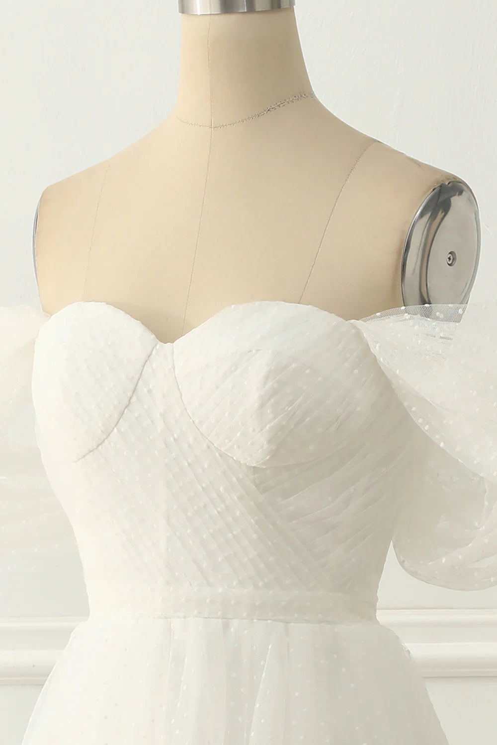 Robe de bal trapèze ivoire en tulle à épaules dénudées