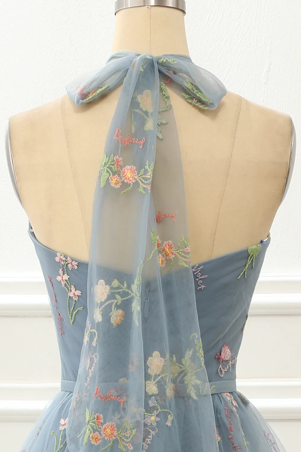 Robe de bal trapèze en tulle avec col suspendu et broderies