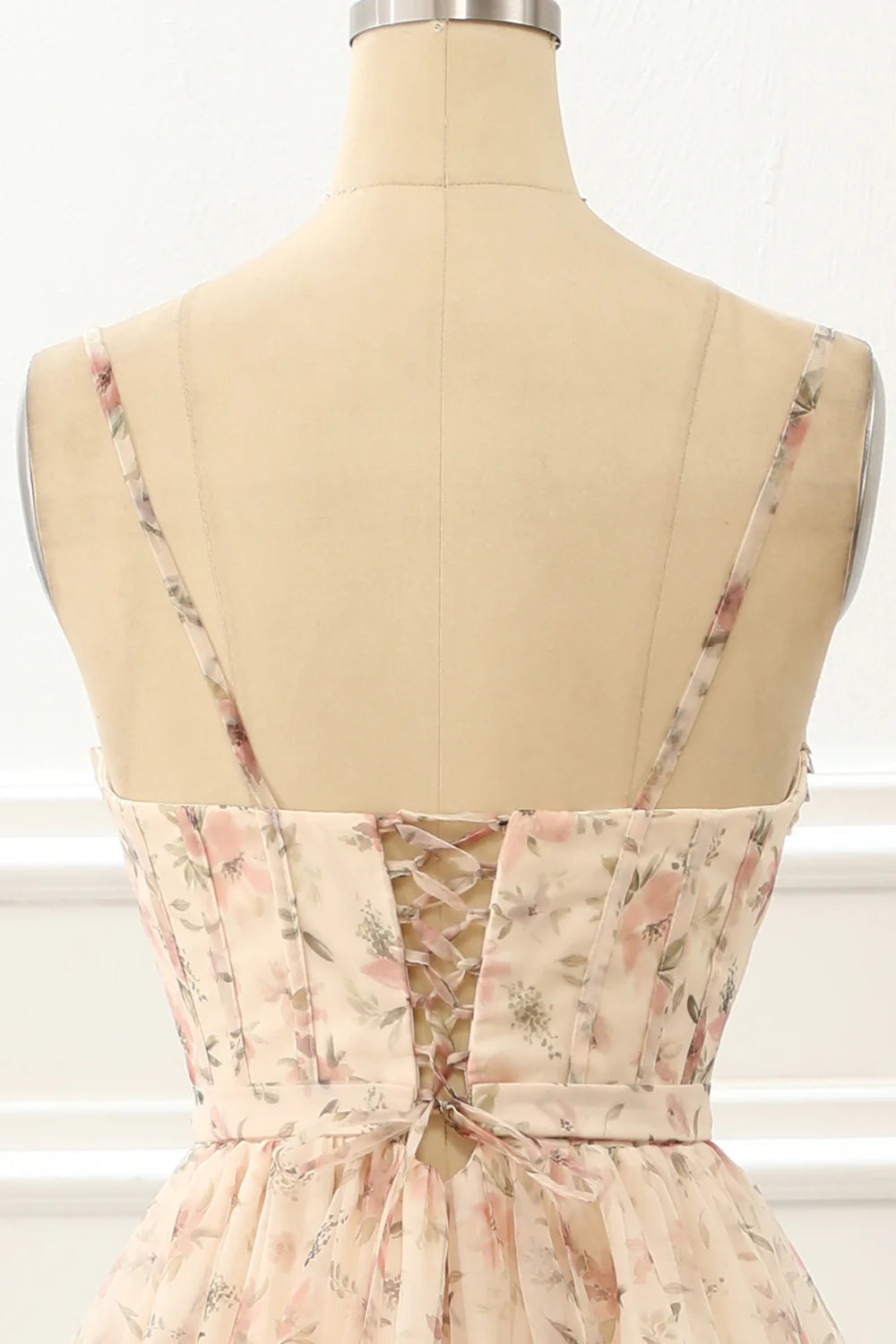 Vestido de fiesta con tirantes finos, estampado en forma de A y abertura en capas