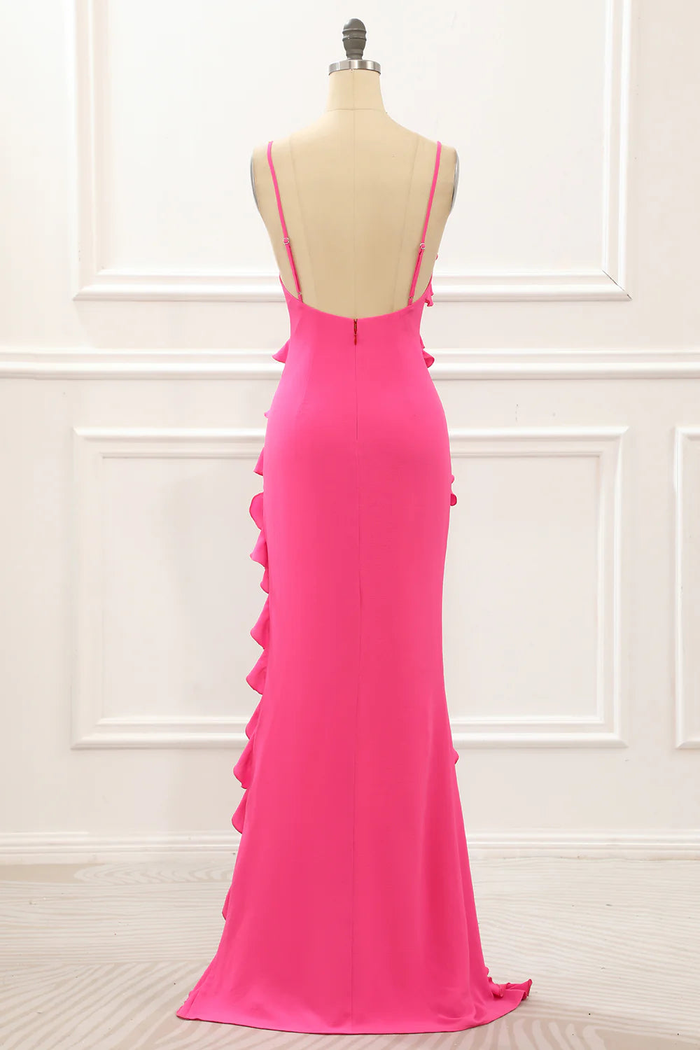 Vestido de fiesta rosa intenso con volantes de satén y abertura