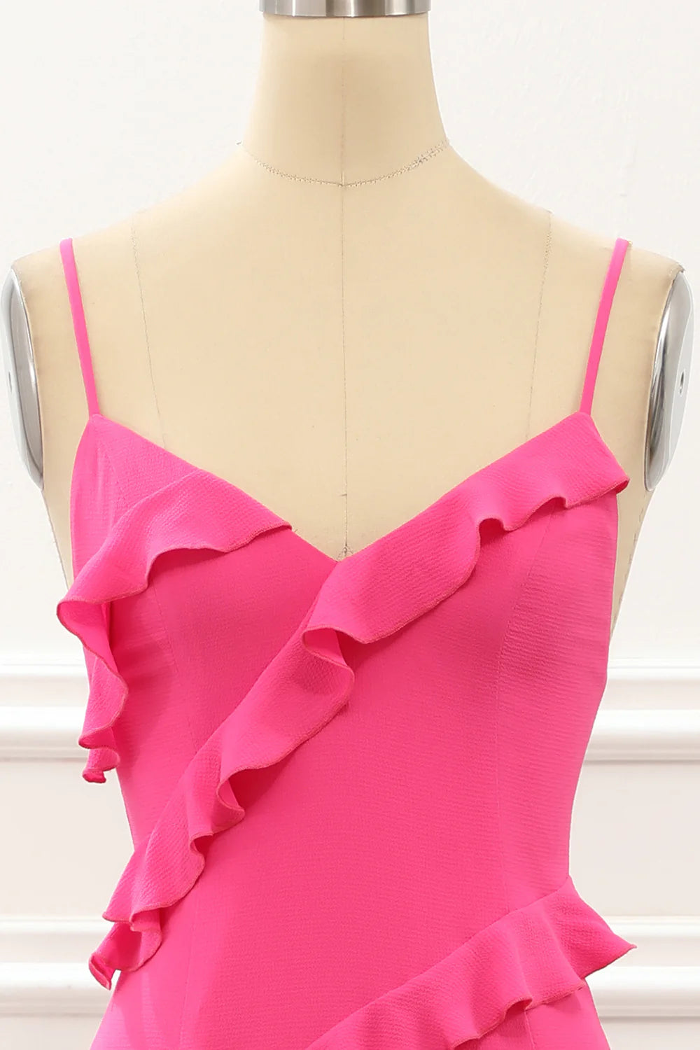 Vestido de fiesta rosa intenso con volantes de satén y abertura