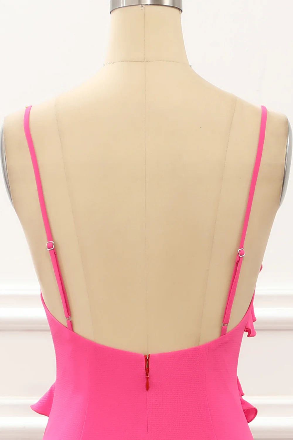 Vestido de fiesta rosa intenso con volantes de satén y abertura