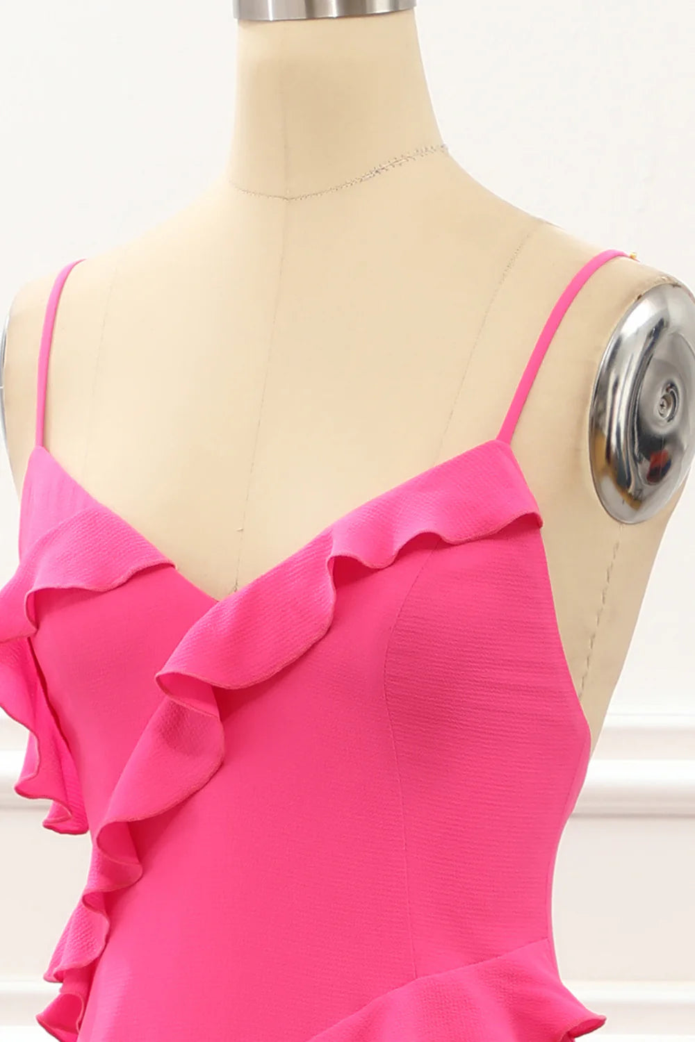 Vestido de fiesta rosa intenso con volantes de satén y abertura