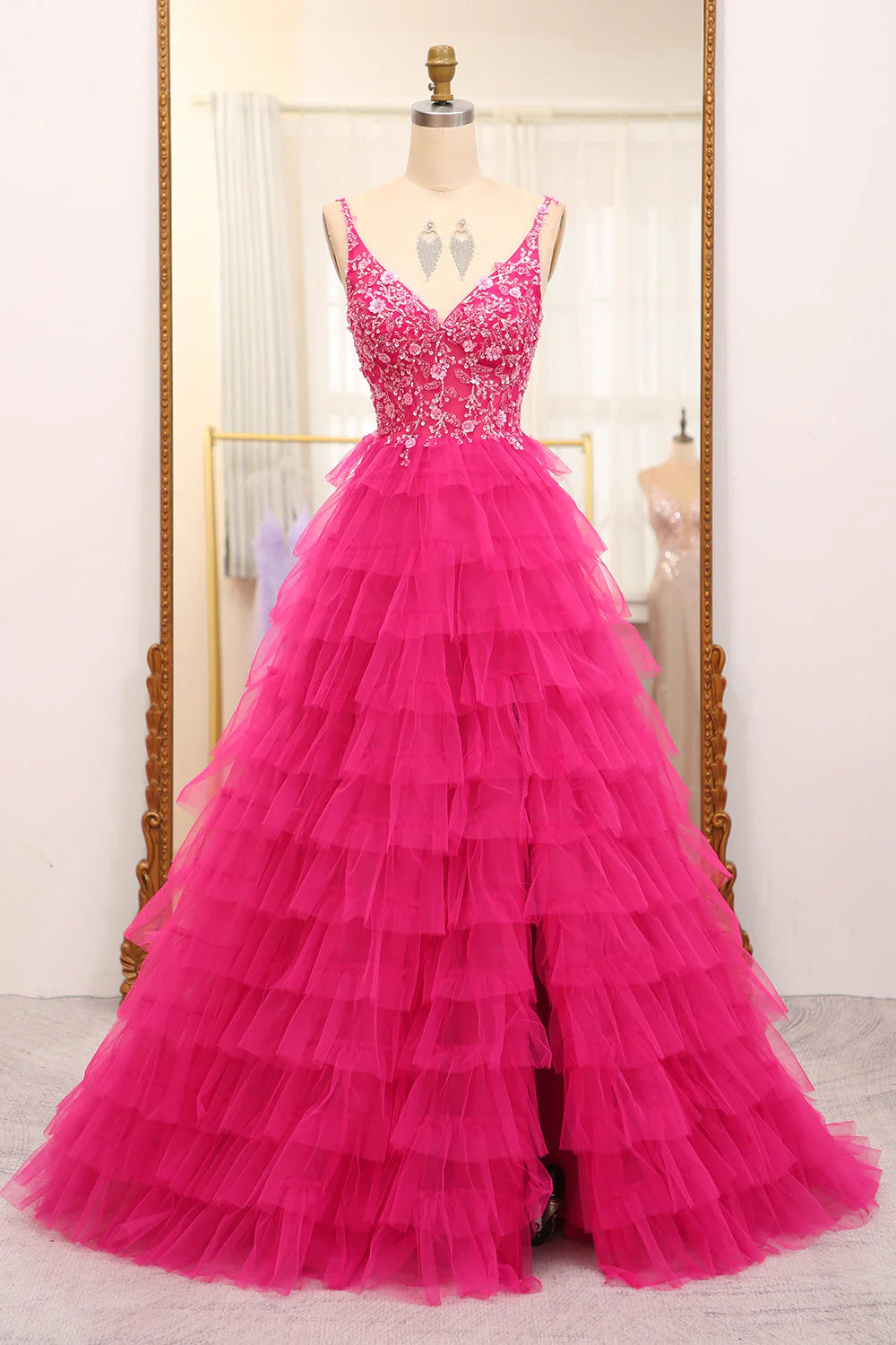 Vestido de fiesta largo fucsia con abertura, corte A, apliques de cuentas brillantes y capas