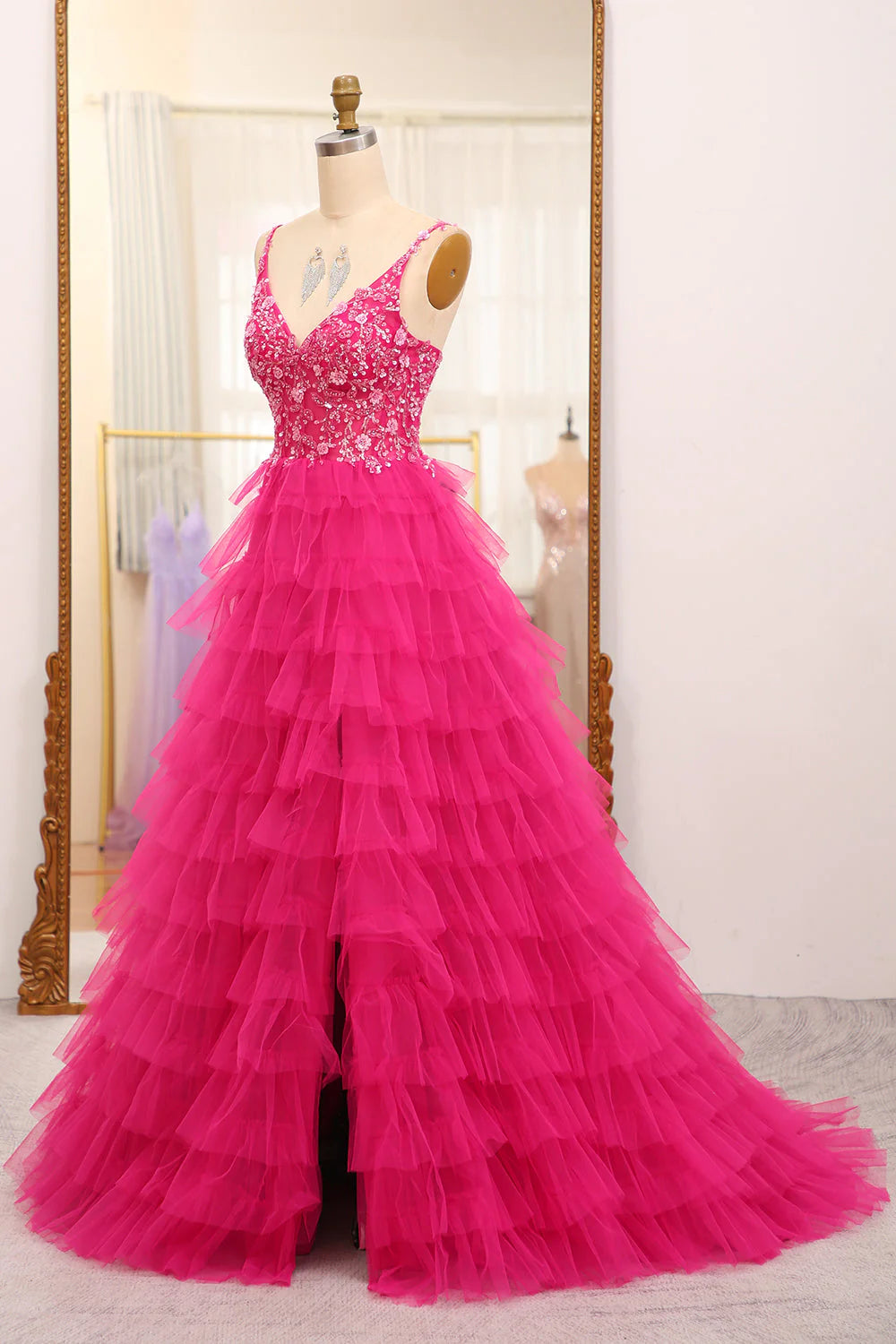 Vestido de fiesta largo fucsia con abertura, corte A, apliques de cuentas brillantes y capas