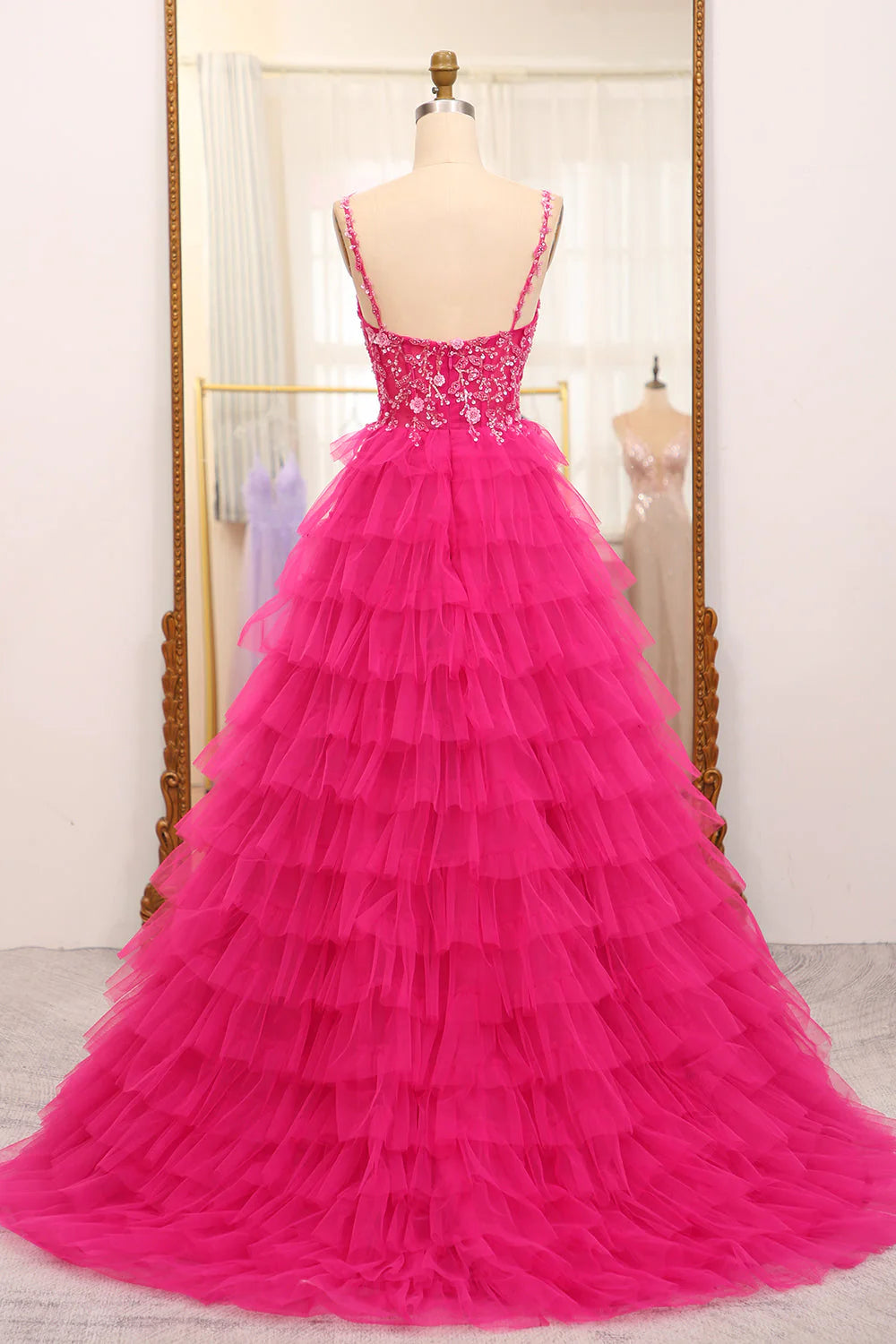 Vestido de fiesta largo fucsia con abertura, corte A, apliques de cuentas brillantes y capas