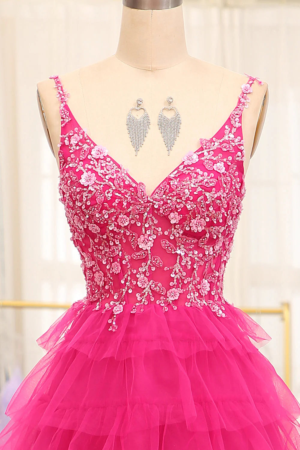 Vestido de fiesta largo fucsia con abertura, corte A, apliques de cuentas brillantes y capas