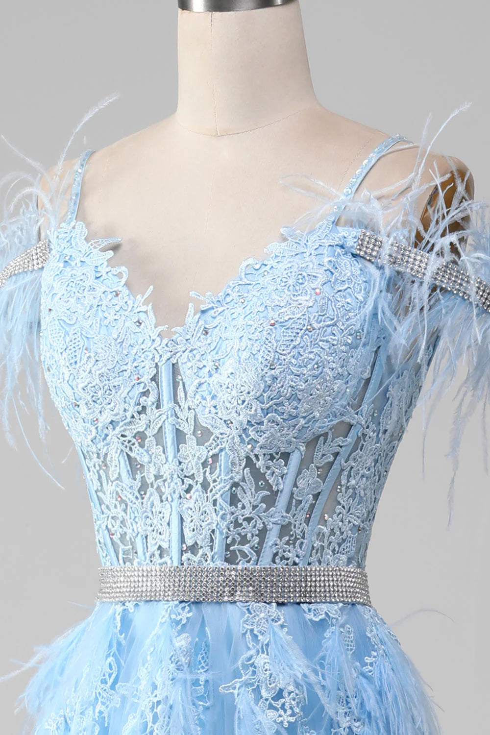 Robe de bal trapèze bleu clair avec corset et strass et appliques