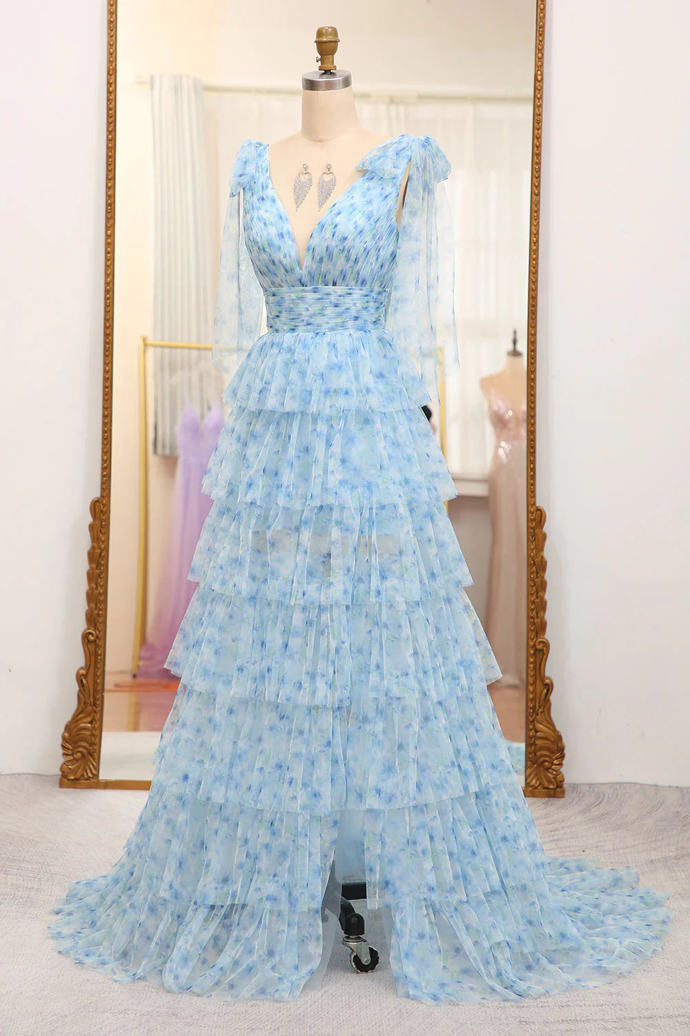 Vestido Weitese azul de tul plisado con escote en V y corte A largo con abertura