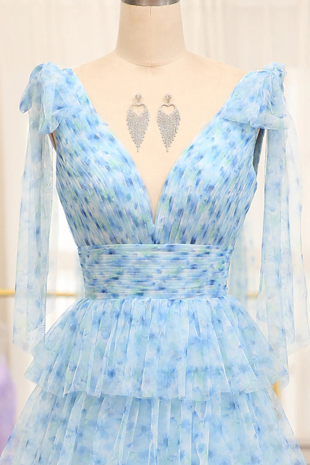 Vestido Weitese azul de tul plisado con escote en V y corte A largo con abertura