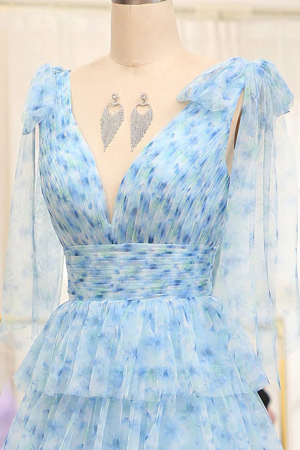 Vestido Weitese azul de tul plisado con escote en V y corte A largo con abertura