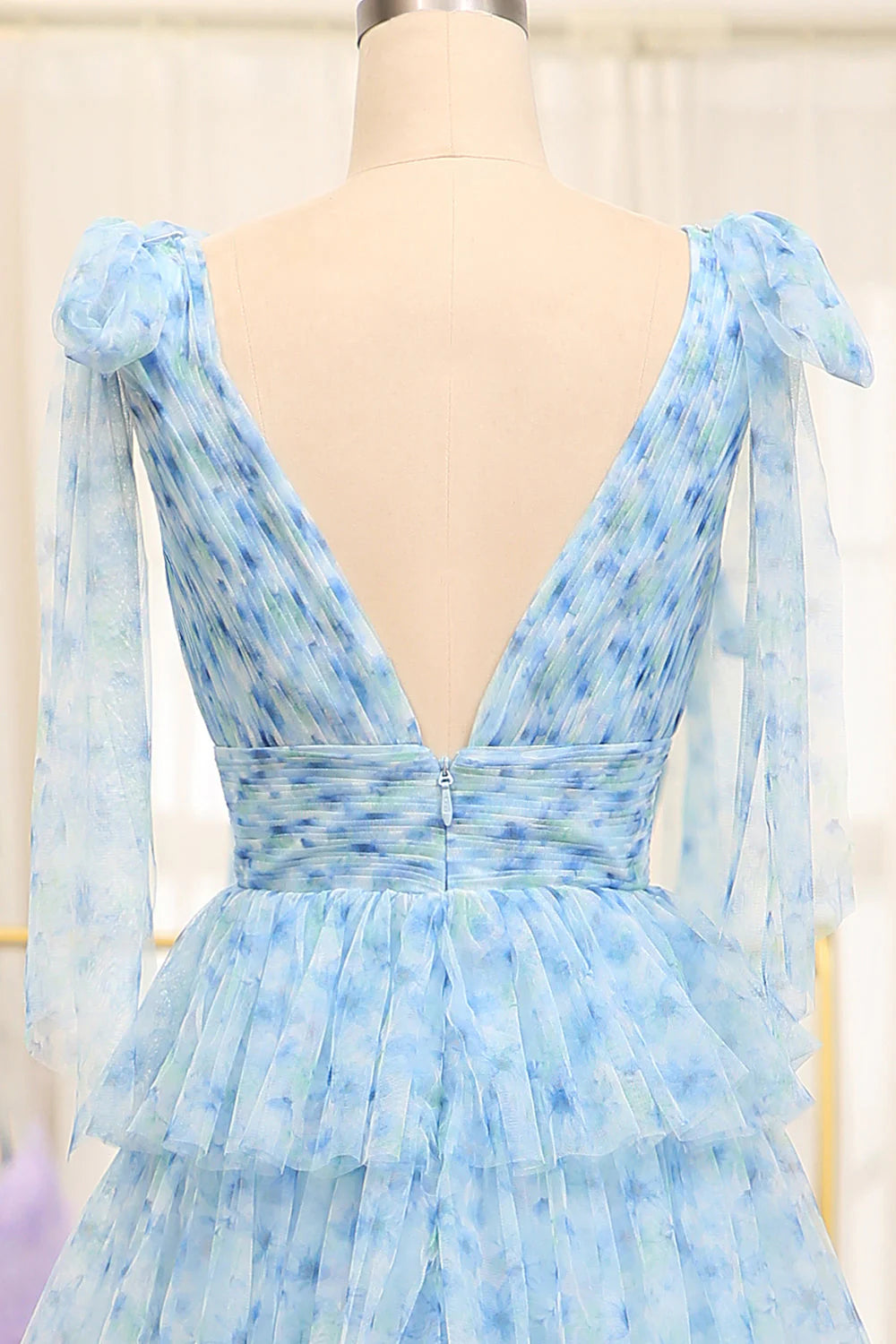 Vestido Weitese azul de tul plisado con escote en V y corte A largo con abertura