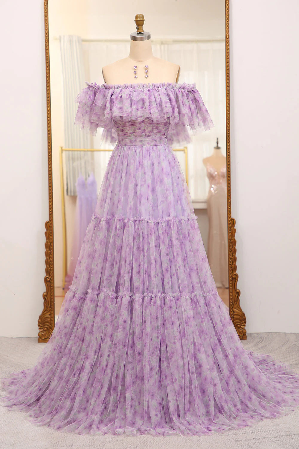 Vestido de fiesta largo de tul morado claro plisado con hombros descubiertos y corte en A