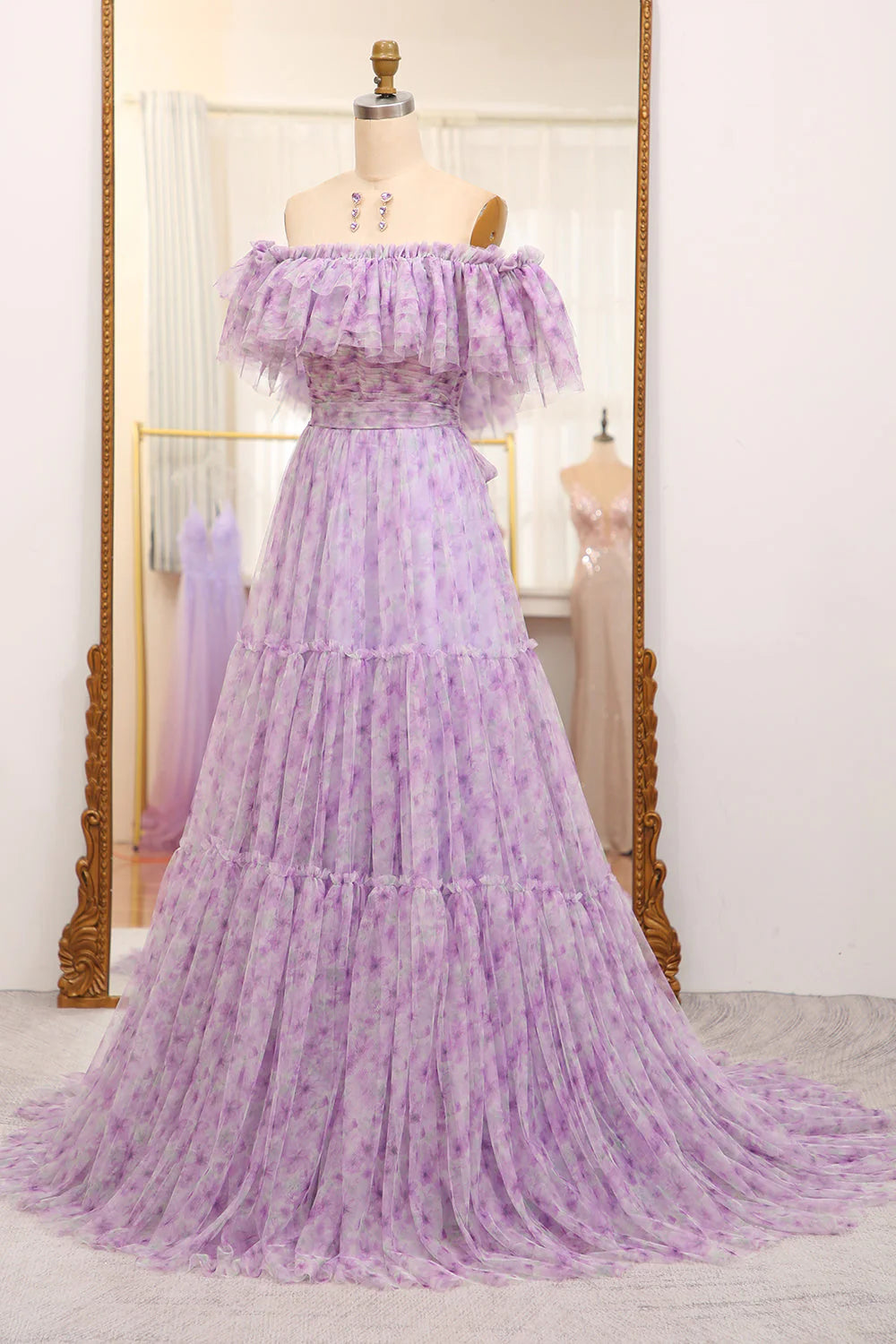 Vestido de fiesta largo de tul morado claro plisado con hombros descubiertos y corte en A