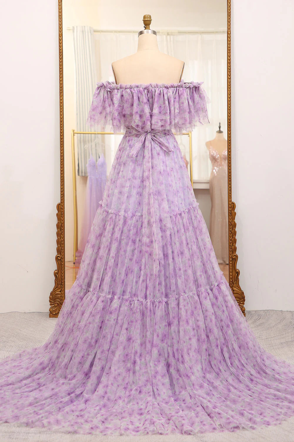 Vestido de fiesta largo de tul morado claro plisado con hombros descubiertos y corte en A