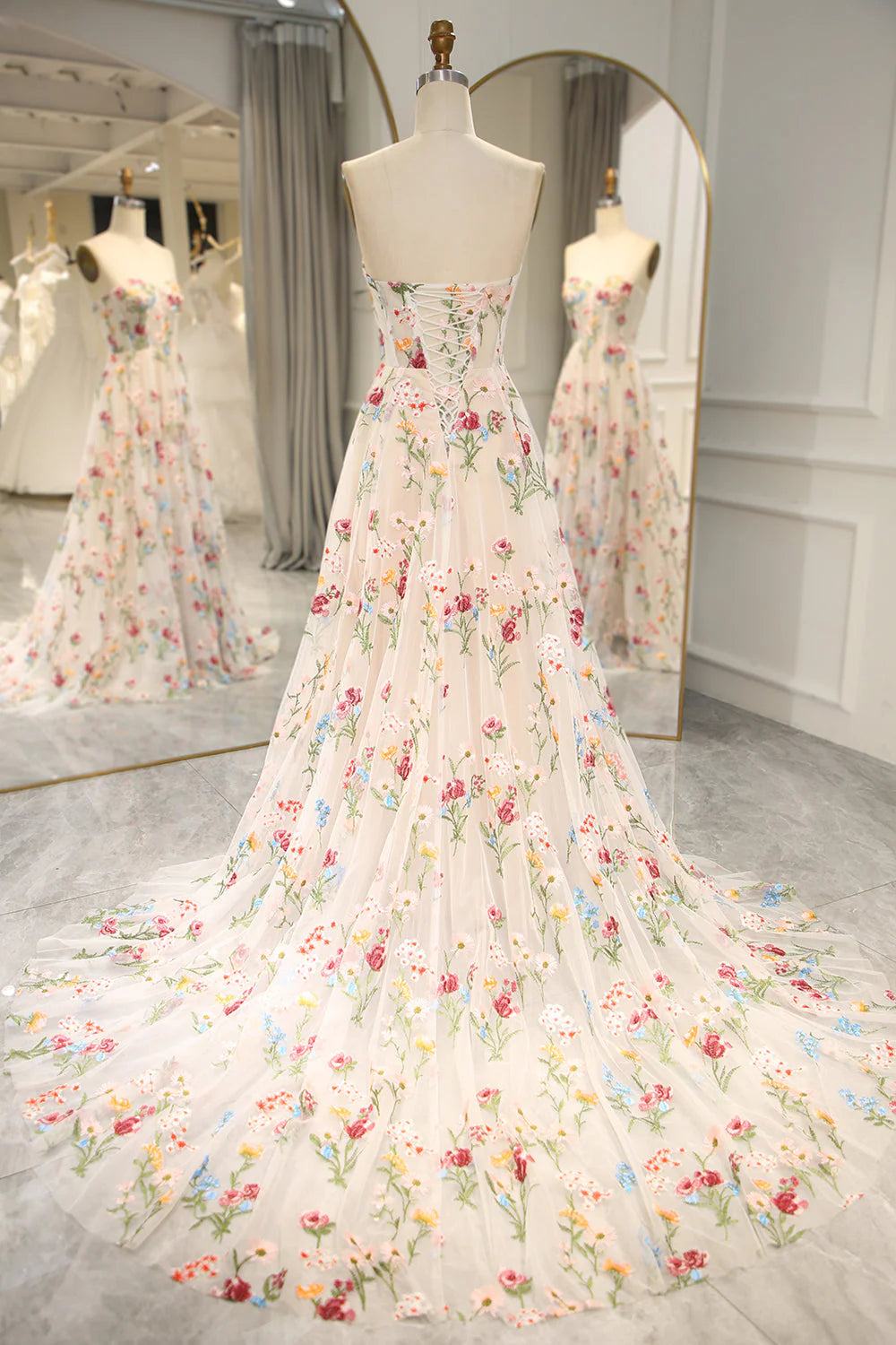 Robe de bal trapèze en tulle avec corset et décolleté en cœur