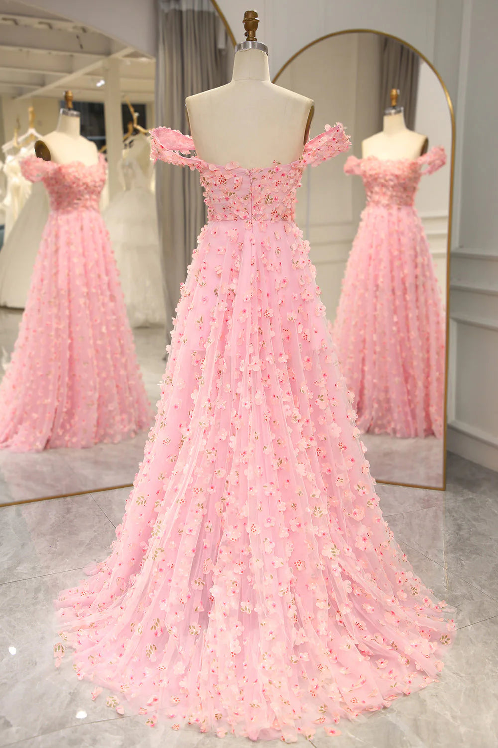 Robe de bal longue rose à épaules dénudées et coupe trapèze avec fleurs 3D
