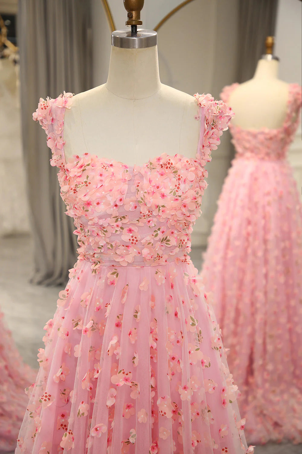 Robe de bal longue rose à épaules dénudées et coupe trapèze avec fleurs 3D