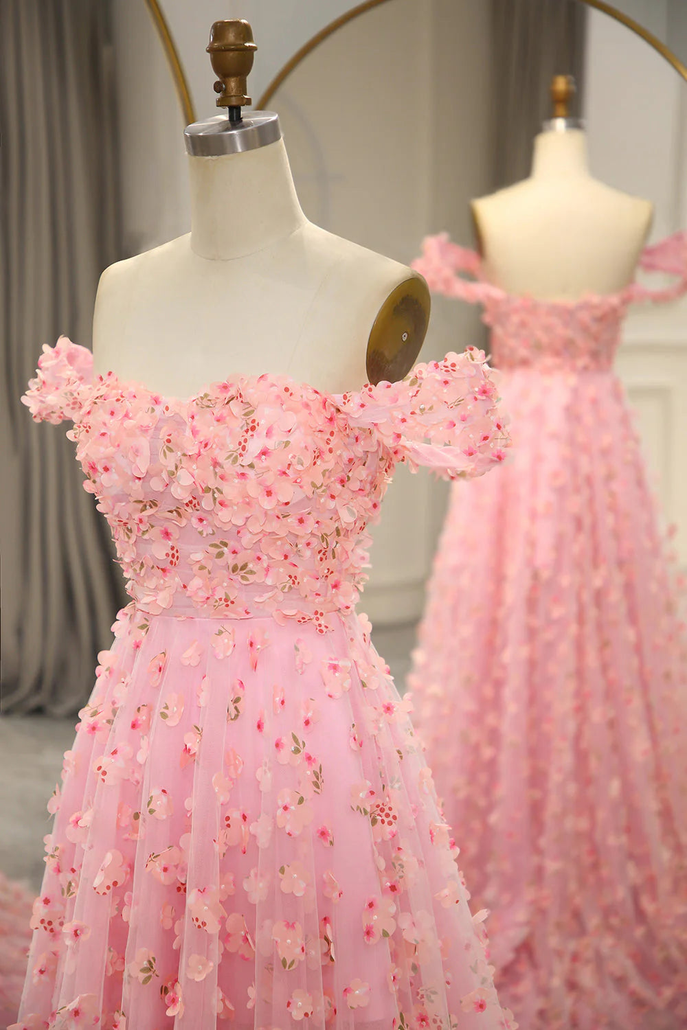 Robe de bal longue rose à épaules dénudées et coupe trapèze avec fleurs 3D