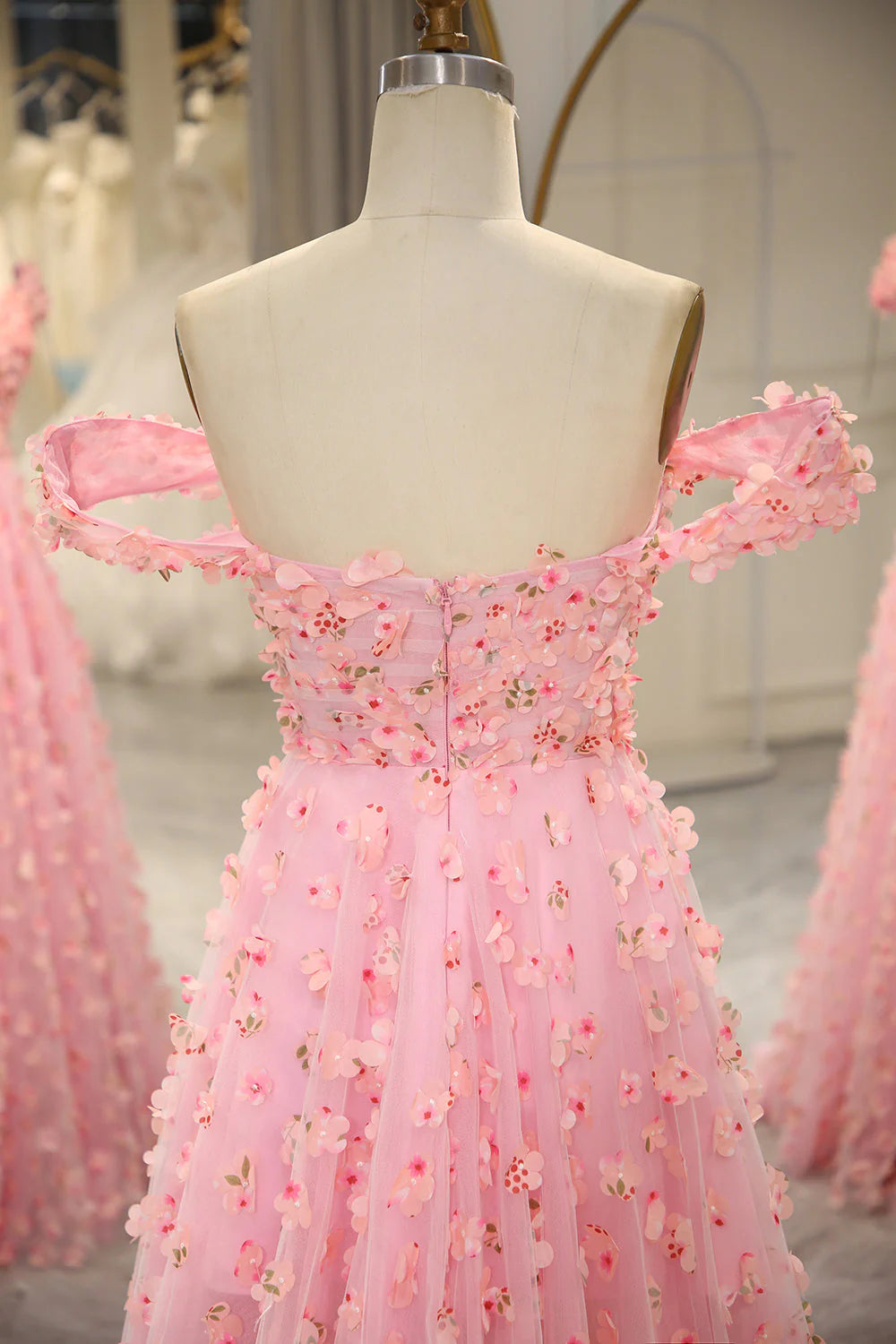 Robe de bal longue rose à épaules dénudées et coupe trapèze avec fleurs 3D