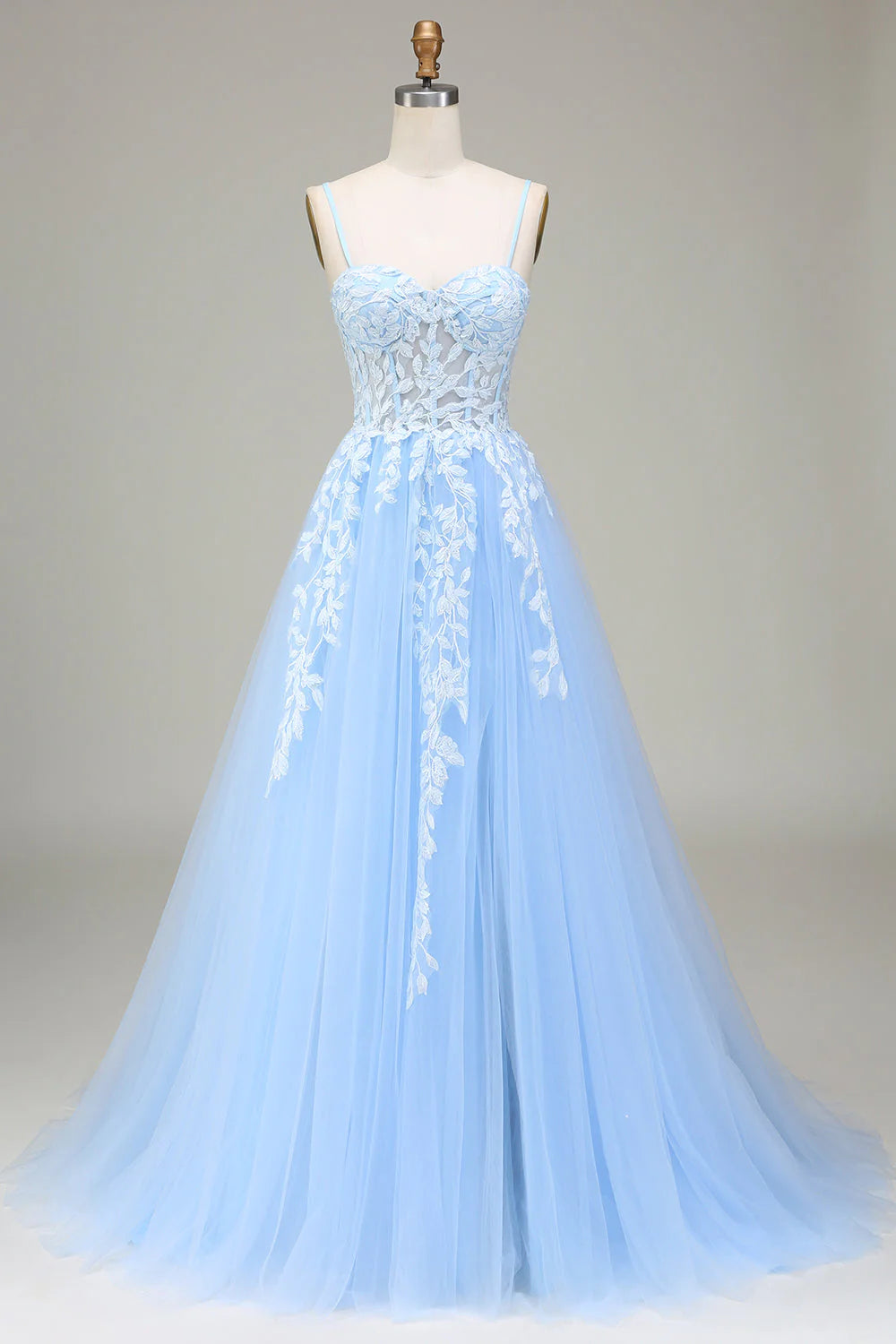 Robe de bal trapèze en tulle bleu ciel à bretelles spaghetti et appliqués
