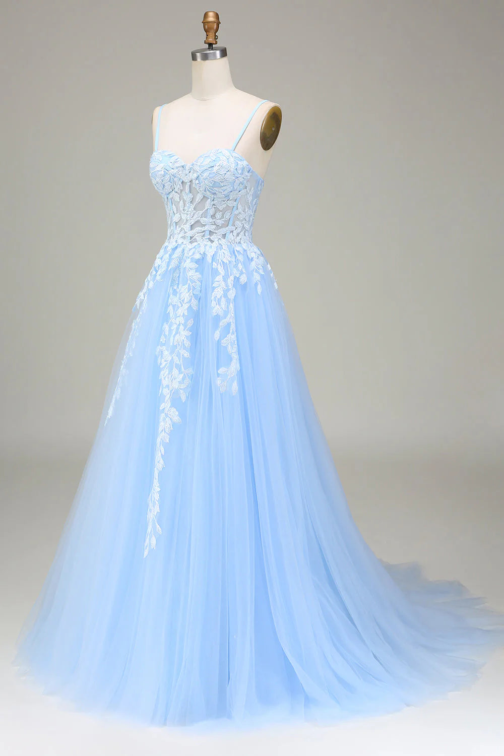 Robe de bal trapèze en tulle bleu ciel à bretelles spaghetti et appliqués