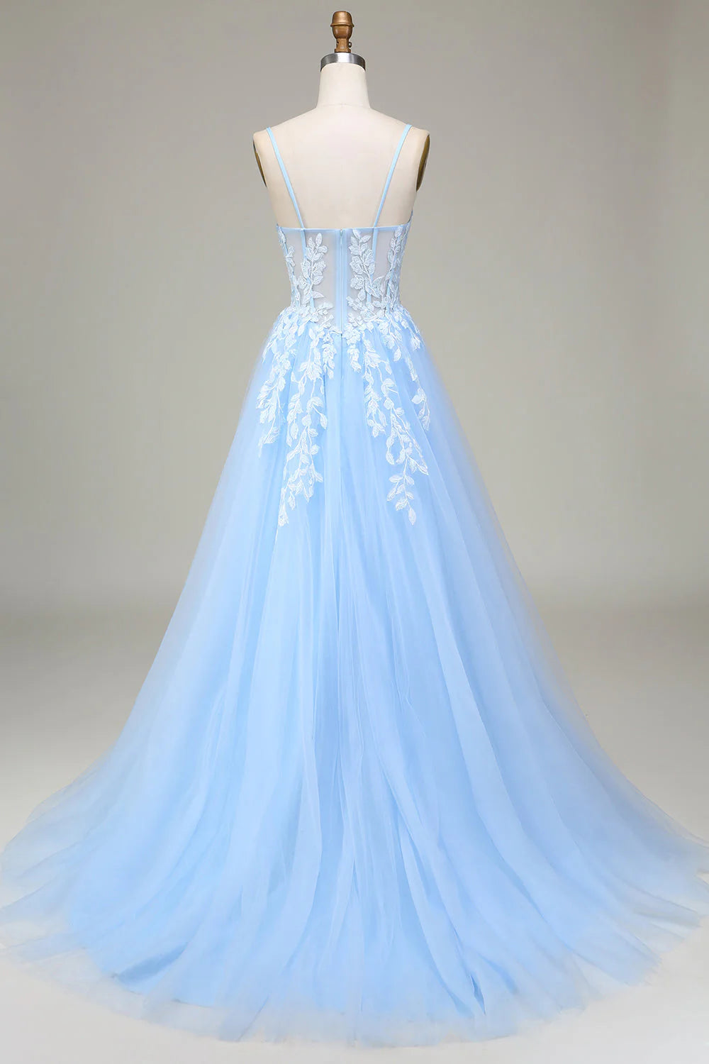 Robe de bal trapèze en tulle bleu ciel à bretelles spaghetti et appliqués