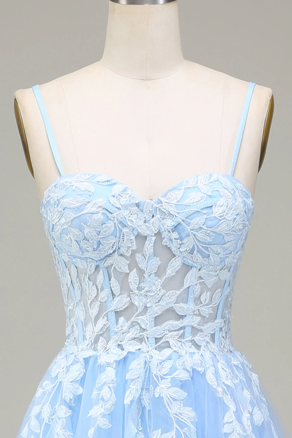 Robe de bal trapèze en tulle bleu ciel à bretelles spaghetti et appliqués