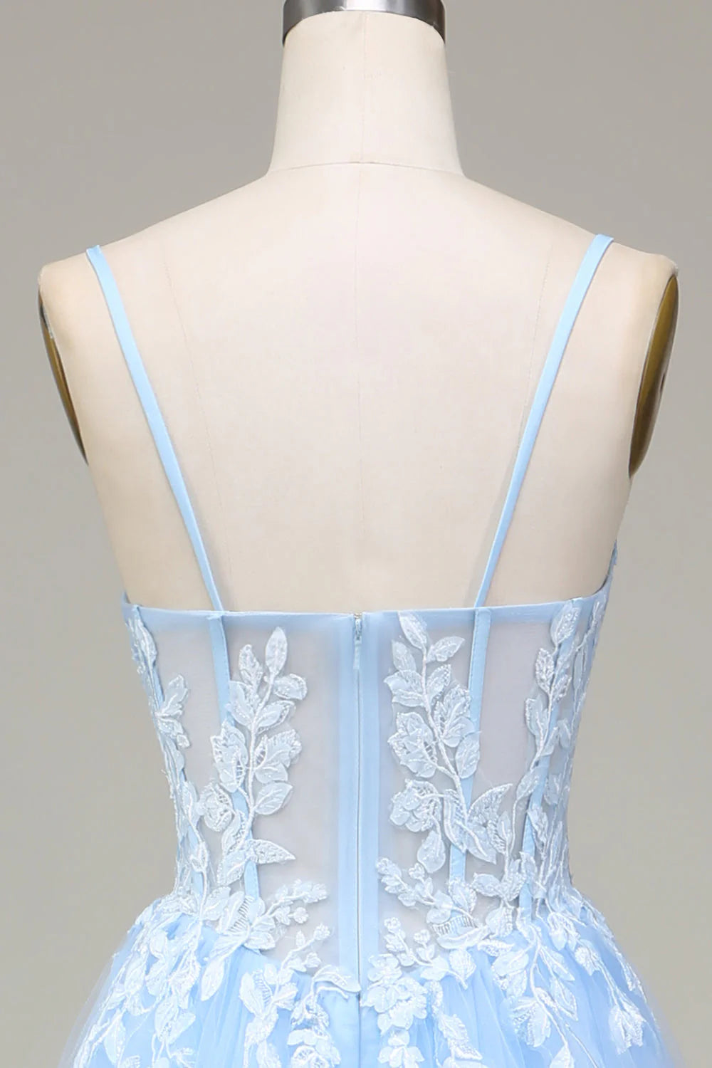 Robe de bal trapèze en tulle bleu ciel à bretelles spaghetti et appliqués
