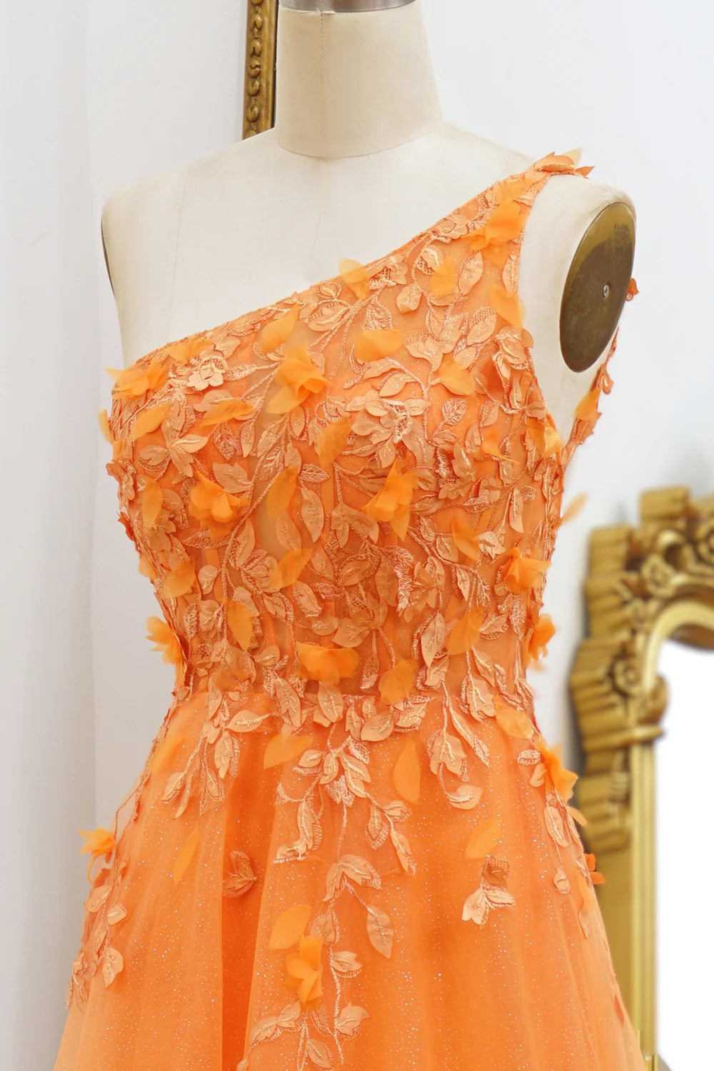 Robe de bal trapèze en tulle à une épaule avec appliques