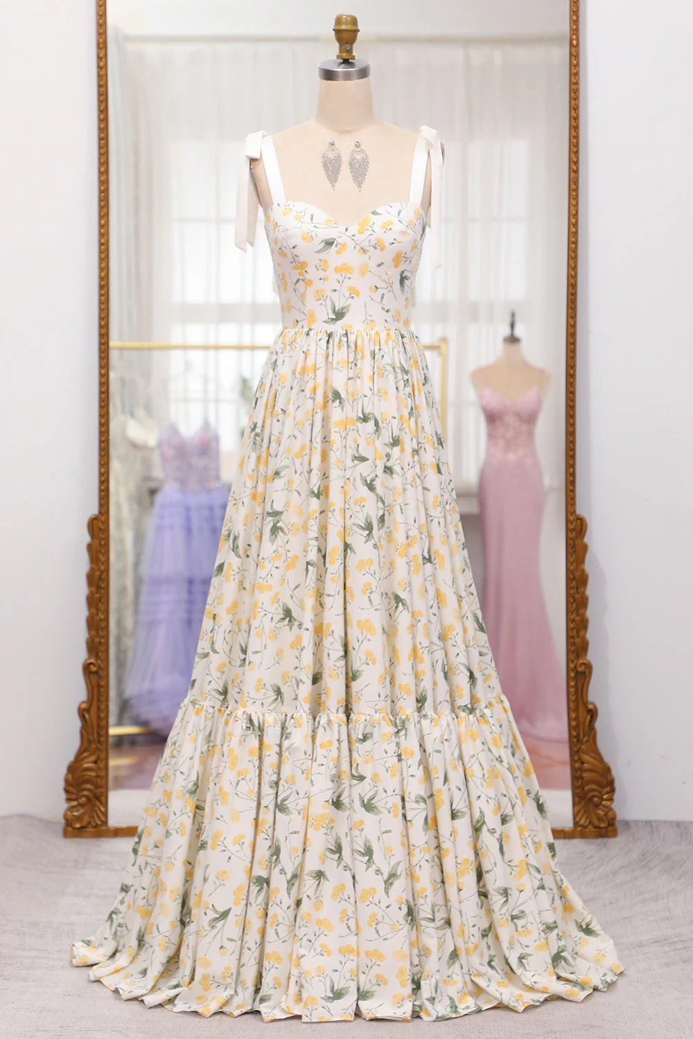 Robe de bal longue plissée à bretelles spaghetti et imprimé floral ivoire