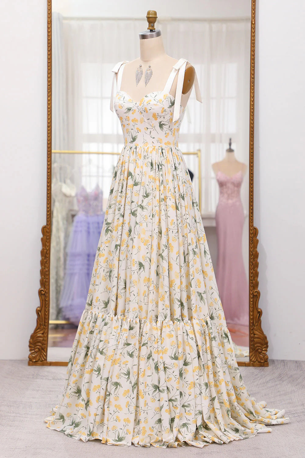 Robe de bal longue plissée à bretelles spaghetti et imprimé floral ivoire