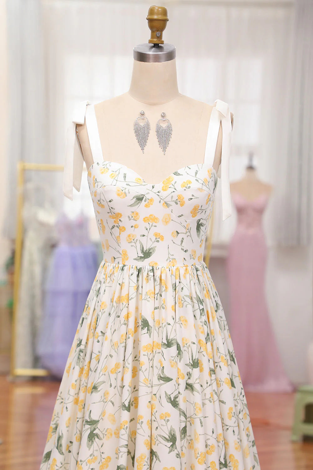 Robe de bal longue plissée à bretelles spaghetti et imprimé floral ivoire