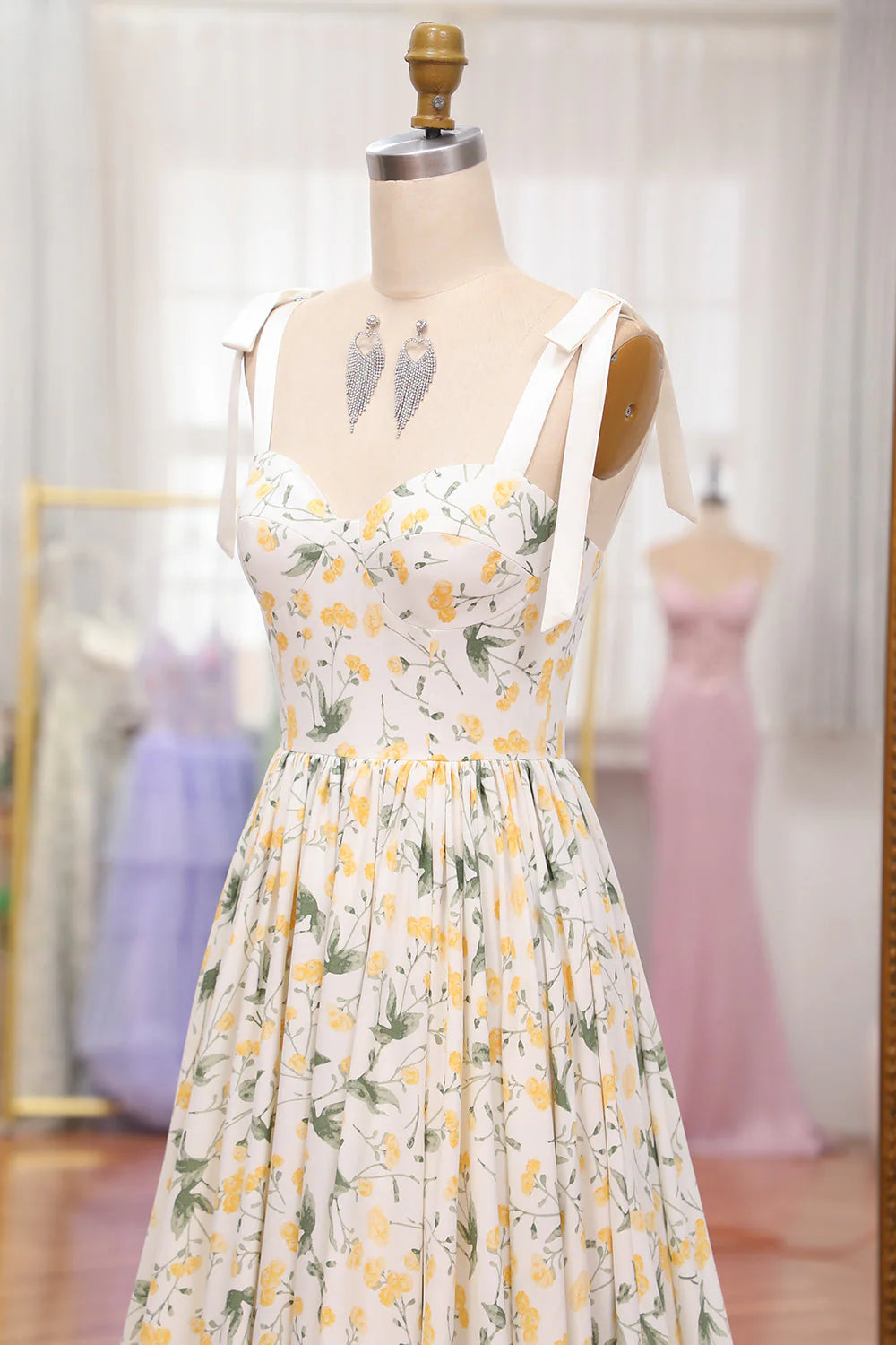 Robe de bal longue plissée à bretelles spaghetti et imprimé floral ivoire